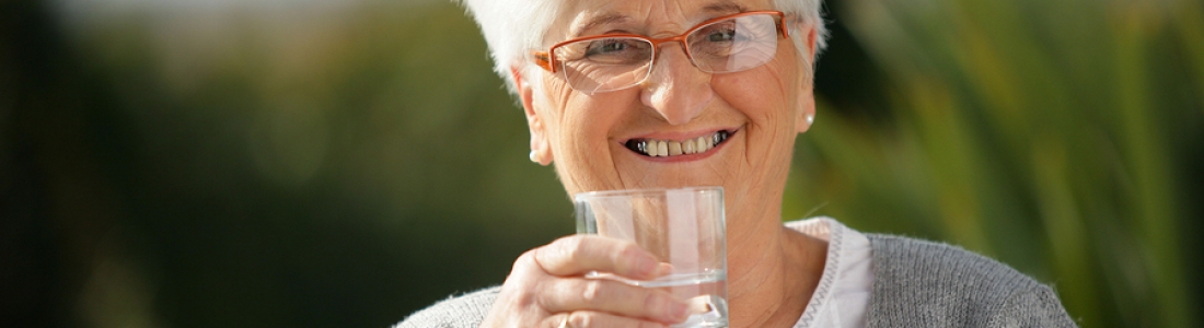Beber água: Dicas para a ingestão correta de líquidos para idosos
