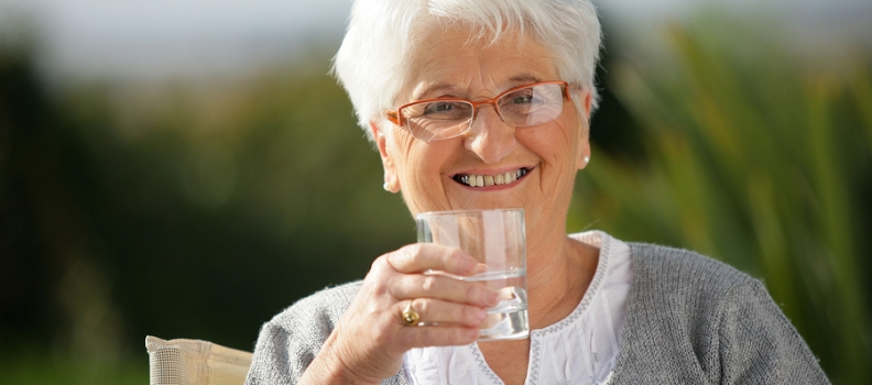 Beber água: Dicas para a ingestão correta de líquidos para idosos